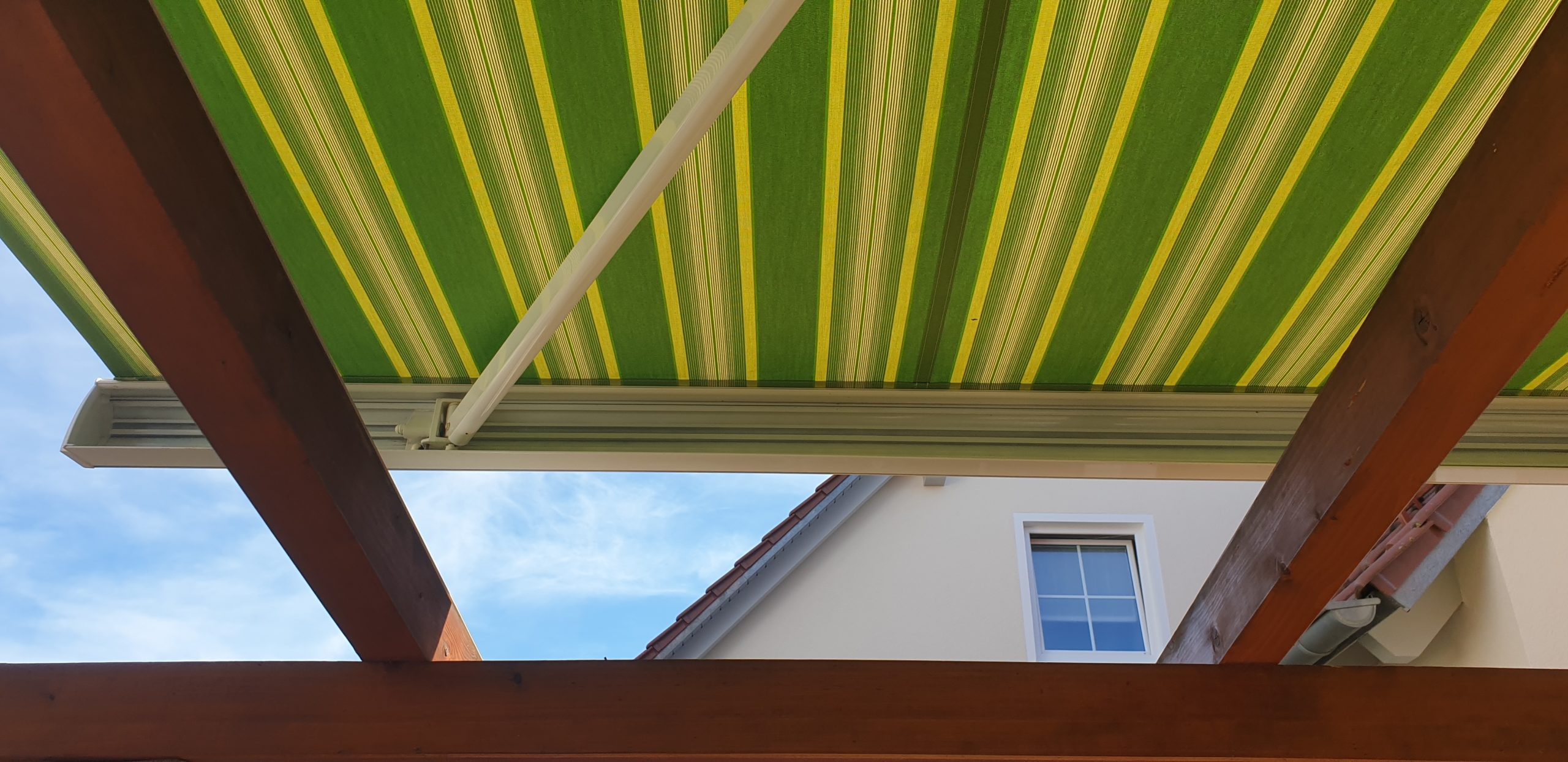 Neues Markisentuch über einer Pergola Markisen neu bespannen